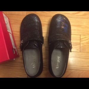 Slip on shoes with velcro strap color ‘Myriad’